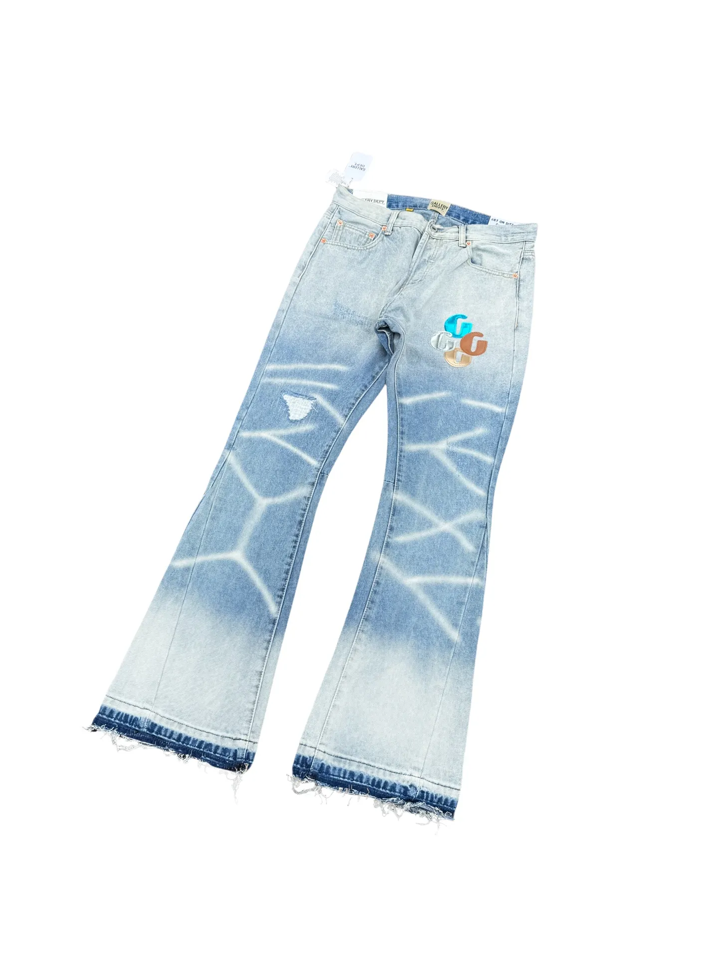 P240💰G66 GALLERY DEPT. Denim spliced ​​with all-over printed leather ripped bell-bottoms, washed and distressed jeans. GALLERY is attracted by these bell-bottoms. Whether it is a reset of Carhartt or Levis, it has created a strong brand style. Since these pants are modified from rare vintage, the production capacity is limited. Therefore, after many icons wore them, these pants were once hard to find. Later, perhaps due to the improvement of GD's business in the past two years and the expansion of production lines, the brand itself lowered the price, so I can't wait any longer for these pants this year and will definitely buy them. During the process of the denim washing plant, the owner of the washing plant helped introduce a boss who had worked for Levi's foundry and started his own business. This also paved the way for the following styles. Therefore, Levi's remodeled single product for the base plate is really familiar. Whether it is the fabrics supplied or the lathes used in production, there is nothing to choose from. -Color: blue -Size: S-XXL (corresponding to 28-36)